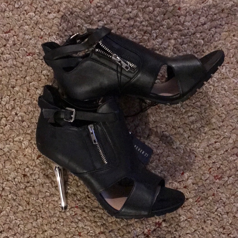 NWT✨Forever 21 Heels ‼️NEVER WORN‼️